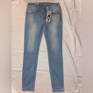 The Luscious Curvy Fit Skinny Jeans from Wallflower. Size: 5 Regular